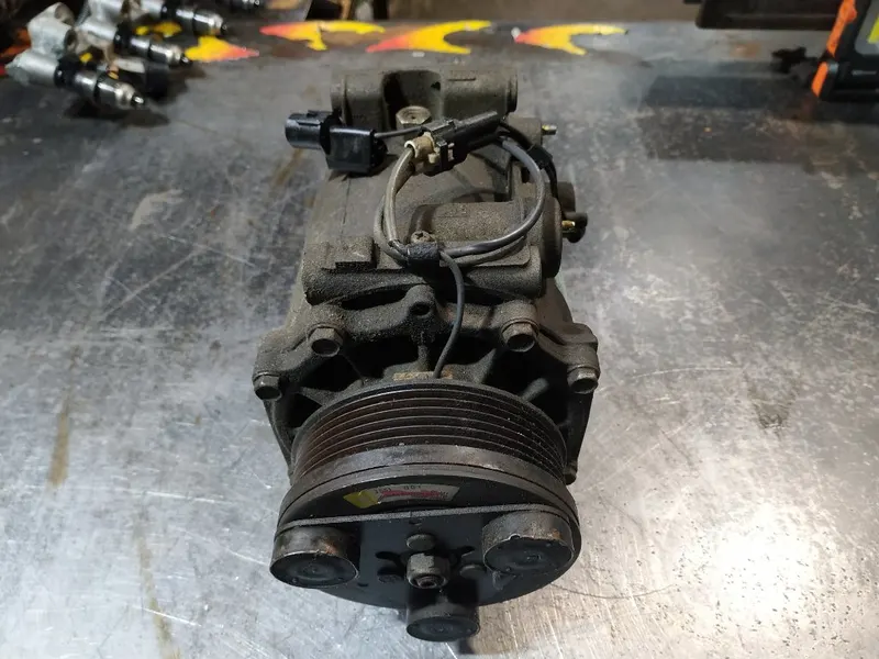 Фото: Компрессор кондиционера Mitsubishi Dion CR9W 2000-2005