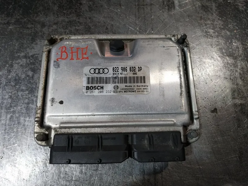 Фото: Блок управления двигателем Audi TT 8N3 1998-2006
